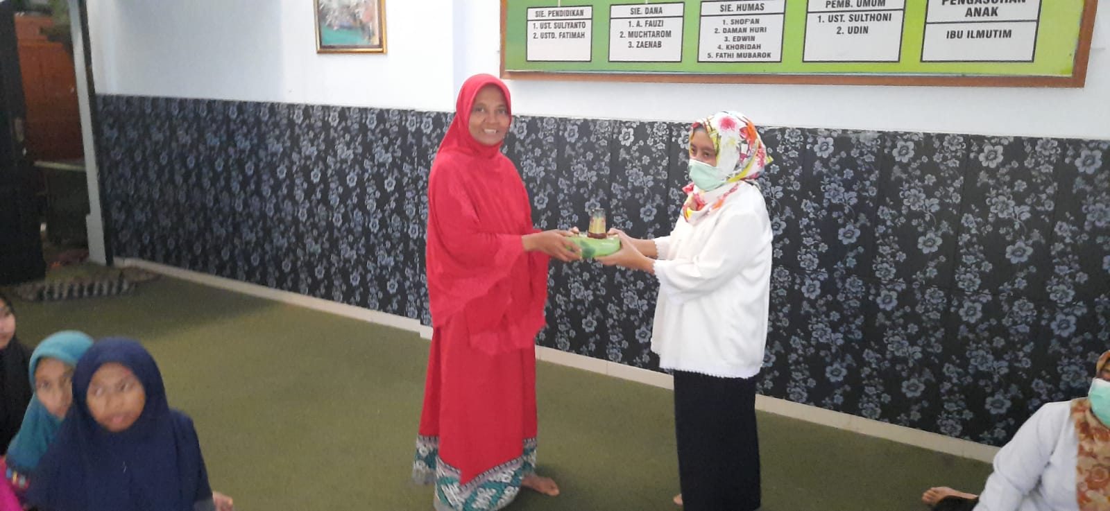 lab keswan berbagi takjil di panti asuhan