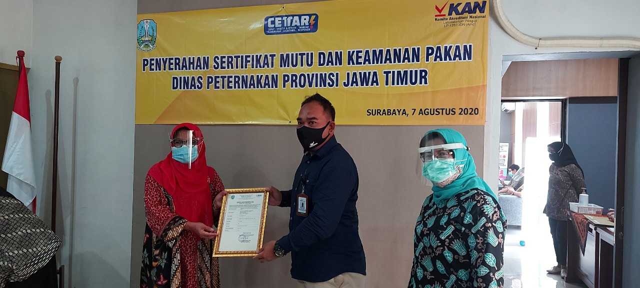 Penyerahan Sertifikat Mutu dan Keamanan Pakan ke 8 Produsen Pakan dan 1 KPSP Pasuruan